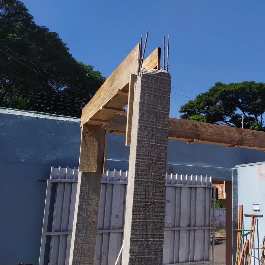 Pilar e viga de concreto de uma casa construída pela MV, contra o céu